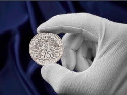 Peringati Ulang Tahun Raja, Perusahaan Inggris Tebar Koin Edisi Khusus