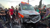 Sadis! Detik-detik Konvoi Ambulans Diserang Israel di Gaza