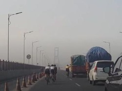 Viral Rombongan Pesepada Gandol Truk di Suramadu, Polisi Bilang Begini