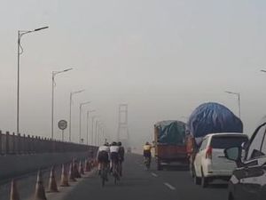 Viral Rombongan Pesepada Gandol Truk di Suramadu, Polisi Bilang Begini Viral Rombongan Pesepada Gandol Truk di Suramadu, Polisi Bilang Begini