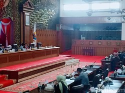 Gubernur-DPRD Jambi Kompak Pakai Syal Palestina di Rapat Paripurna