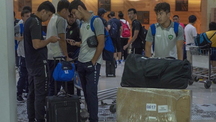 Pesepak bola Tim Nasional Uzbekistan U-17 tiba di Bandara Adi Soemarmo, Boyolali, Jawa Tengah, Senin (6/11/2023). Timnas Uzbekistan U-17 akan bertanding pada grup B Piala Dunia U-17 2023 bersama Spanyol, Kanada dan Mali. ANTARA FOTO/Aloysius Jarot Nugroho/rwa.