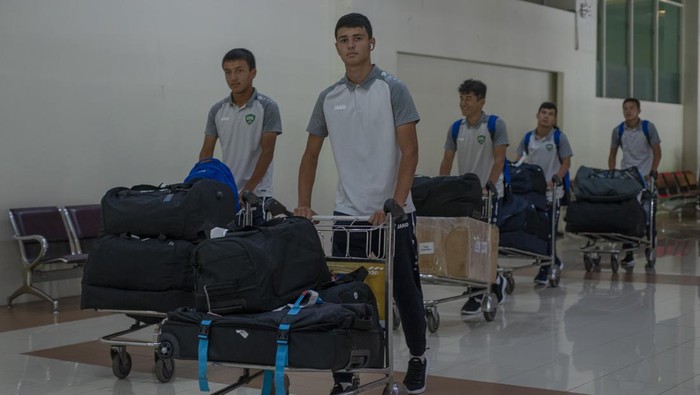Siap Bertanding di Piala Dunia U-17, Timnas Uzbekistan Tiba di Bandara Boyolali Pesepak bola Tim Nasional Uzbekistan U-17 tiba di Bandara Adi Soemarmo, Boyolali, Jawa Tengah, Senin (6/11/2023). Timnas Uzbekistan U-17 akan bertanding pada grup B Piala Dunia U-17 2023 bersama Spanyol, Kanada dan Mali. ANTARA FOTO/Aloysius Jarot Nugroho/rwa.
