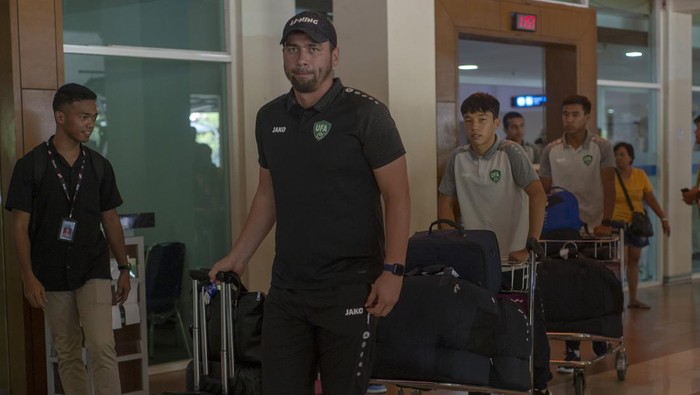 Siap Bertanding di Piala Dunia U-17, Timnas Uzbekistan Tiba di Bandara Boyolali Pesepak bola Tim Nasional Uzbekistan U-17 tiba di Bandara Adi Soemarmo, Boyolali, Jawa Tengah, Senin (6/11/2023). Timnas Uzbekistan U-17 akan bertanding pada grup B Piala Dunia U-17 2023 bersama Spanyol, Kanada dan Mali. ANTARA FOTO/Aloysius Jarot Nugroho/rwa.