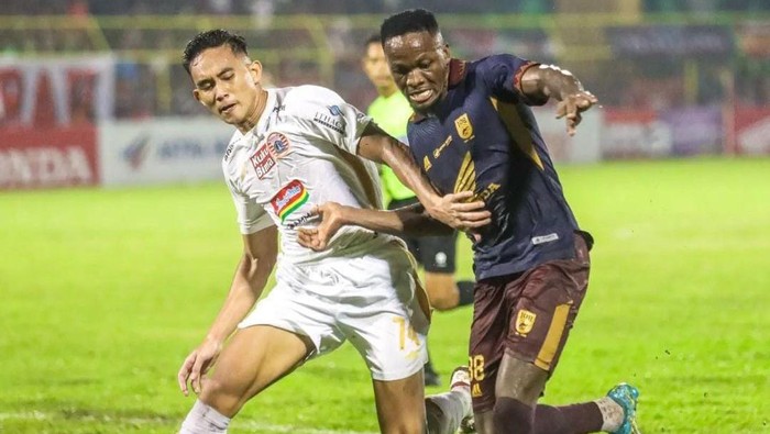 Striker PSM Makassar Victor Mansaray berduel dengan bek Persija Jakarta Rizky Ridho dalam laga Liga 1 di Stadion Gelora BJ Habibie, Parepare.