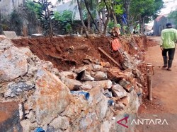 Tembok TPU di Cibubur Roboh dan Timpa Rumah, Sejumlah Makam juga Amblas