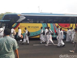 Berseragam Gamis Putih, Timnas Mali U-17 Tiba di Bandara Boyolali Berseragam Gamis Putih, Timnas Mali U-17 Tiba di Bandara Boyolali