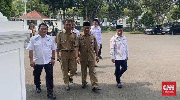 Ketua Umum Asosiasi Pemerintah Desa Indonesia (APDESI) Surta Wijaya dan sejumlah kepala daerah datang ke Istana Kepresidenan Jakarta, Selasa (7/11), untuk menemui Presiden Jokowi.