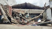 Penampakan Ambruknya Atap Minimarket di Malang