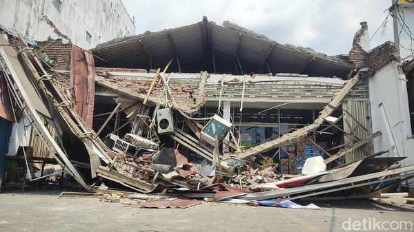 Penampakan Ambruknya Atap Minimarket di Malang