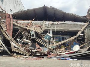 Penampakan Ambruknya Atap Minimarket di Malang