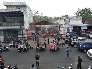 Bruuukkk! Atap Indomaret di Malang Mendadak Ambruk