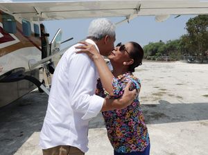 Susi Pudjiastuti Peluk Hangat Ganjar di Pangandaran: Kamu Mesti Sehat Terus