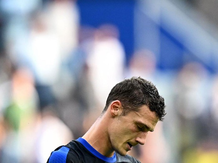(FILES) A picture taken on October 7, 2023 at The San Siro Stadium in Milan shows Inter Milan's French defender Benjamin Pavard. Benjamin Pavard will be out of action for at least a month after the France defender suffered a knee injury at the weekend, Inter Milan said on November 6, 2023. (Photo by GABRIEL BOUYS / AFP)