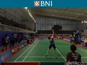 Foto: Aksi Pebulutangkis Muda di GOR UNJ dalam BNI Sirnas A 2023