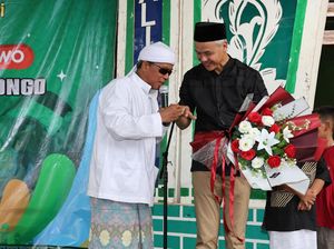 Ganjar Dihadiahi Cincin Pemberian Ulama Tunisia Saat Kunjungan ke Sumsel Ganjar Dihadiahi Cincin Pemberian Ulama Tunisia Saat Kunjungan ke Sumsel