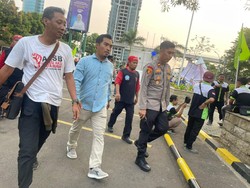 Massa Buruh di Depan Kemnaker Membubarkan Diri
