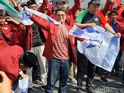 Massa IMM Salat Gaib dan Robek Bendera Israel Saat Demo Konjen AS Surabaya