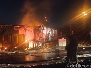 2 Rumah Diduga Gudang Penyimpanan BBM di Sidoarjo Ludes Terbakar 2 Rumah Diduga Gudang Penyimpanan BBM di Sidoarjo Ludes Terbakar