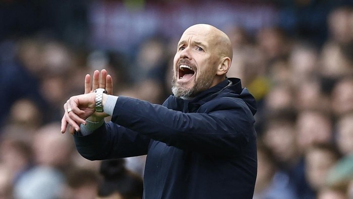 Soccer Football - Premier League - Fulham v Manchester United - Craven Cottage, London, Britain - November 4, 2023 Manchester United manager Erik ten Hag reacts Action Images via Reuters/Peter Cziborra NO USE WITH UNAUTHORIZED AUDIO, VIDEO, DATA, FIXTURE LISTS, CLUB/LEAGUE LOGOS OR LIVE SERVICES. ONLINE IN-MATCH USE LIMITED TO 45 IMAGES, NO VIDEO EMULATION. NO USE IN BETTING, GAMES OR SINGLE CLUB/LEAGUE/PLAYER PUBLICATIONS.