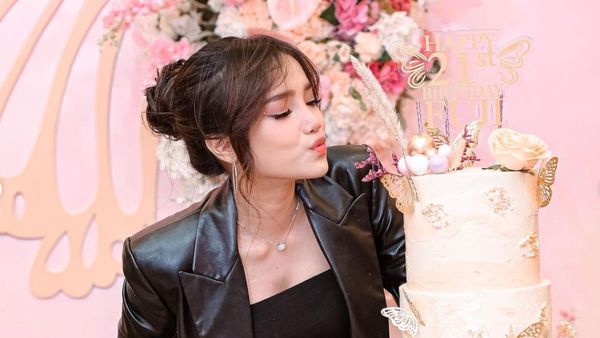 8 Potret Ultah Fuji ke-21, Pamer Dapat Kado Rp 100 Juta & Jalan-jalan ke Eropa