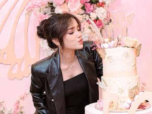 8 Potret Ultah Fuji ke-21, Pamer Dapat Kado Rp 100 Juta & Jalan-jalan ke Eropa 8 Potret Ultah Fuji ke-21, Pamer Dapat Kado Rp 100 Juta & Jalan-jalan ke Eropa