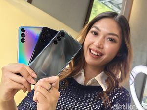 Menggenggam Samsung Galaxy M34, HP Baterai Besar Rp 4 Jutaan Menggenggam Samsung Galaxy M34, HP Baterai Besar Rp 4 Jutaan
