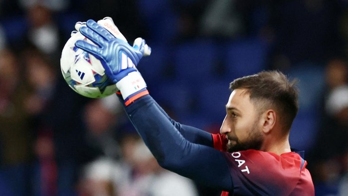 Soccer Football - Champions League - Group F - Paris St Germain v AC Milan - Parc des Princes, Paris, France - October 25, 2023 Paris St Germains Gianluigi Donnarumma during the warm up before the match REUTERS/Stephanie Lecocq