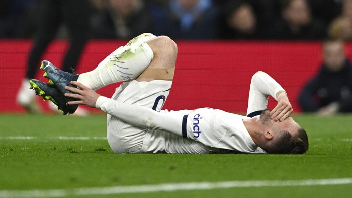 Soccer Football - Premier League - Tottenham Hotspur v Chelsea - Tottenham Hotspur Stadium, London, Britain - November 6, 2023 Tottenham Hotspurs James Maddison reacts after sustaining an injury REUTERS/Tony Obrien NO USE WITH UNAUTHORIZED AUDIO, VIDEO, DATA, FIXTURE LISTS, CLUB/LEAGUE LOGOS OR LIVE SERVICES. ONLINE IN-MATCH USE LIMITED TO 45 IMAGES, NO VIDEO EMULATION. NO USE IN BETTING, GAMES OR SINGLE CLUB/LEAGUE/PLAYER PUBLICATIONS.