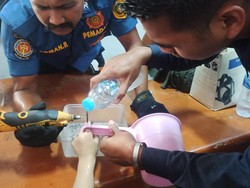 Jari Anaknya Nyangkut di Lubang Gayung, Ibunya Minta Tolong ke Damkar