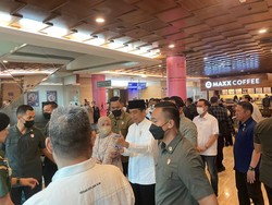 Jokowi Besuk Eks Kepala BNPB Doni Monardo di RS, Doakan Segera Pulih