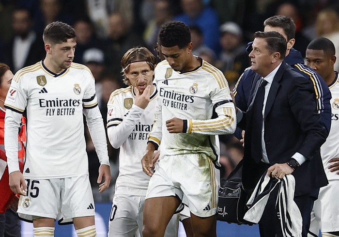Soccer Football - LaLiga - Real Madrid v Rayo Vallecano - Santiago Bernabeu, Madrid, Spain - November 5, 2023 Real Madrid's Jude Bellingham reacts after sustaining an injury as Federico Valverde looks on REUTERS/Juan Medina