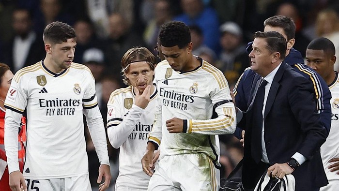 Soccer Football - LaLiga - Real Madrid v Rayo Vallecano - Santiago Bernabeu, Madrid, Spain - November 5, 2023 Real Madrids Jude Bellingham reacts after sustaining an injury as Federico Valverde looks on REUTERS/Juan Medina