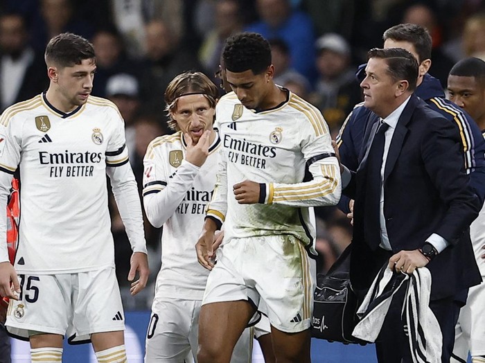 Soccer Football - LaLiga - Real Madrid v Rayo Vallecano - Santiago Bernabeu, Madrid, Spain - November 5, 2023 Real Madrid's Jude Bellingham reacts after sustaining an injury as Federico Valverde looks on REUTERS/Juan Medina