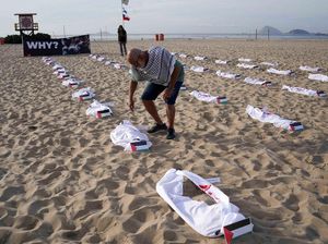 Kain Kafan Berjejer di Pantai Brasil, Hormati Anak-anak Korban Perang Kain Kafan Berjejer di Pantai Brasil, Hormati Anak-anak Korban Perang