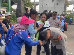 Momen Kapolsek Setiabudi Cium Tangan Ibu-ibu Pendemo di Kemnaker Momen Kapolsek Setiabudi Cium Tangan Ibu-ibu Pendemo di Kemnaker