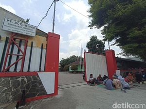 Ratusan Eks Karyawan Pabrik Rokok Pailit di Blitar Tagih Uang Pesangon