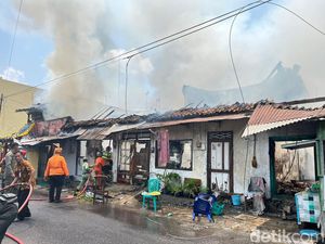 Kebakaran 7 Rumah di Sudiroprajan Solo Diduga Akibat Korsleting Kebakaran 7 Rumah di Sudiroprajan Solo Diduga Akibat Korsleting