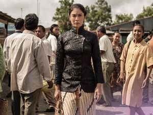 10 Gaya Dian Sastrowardoyo di Serial Gadis Kretek, Elegan Berkebaya Janggan