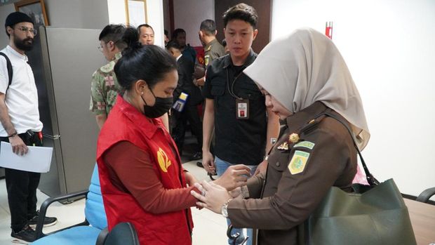 Kejaksaan Tinggi Sumatera Selatan resmi menahan 3 PNS pajak yang menjadi tersangka dalam perkara korupsi pemenuhan kewajiban perpajakan selama periode 2019-2021. (Dok: Kejaksaan Tinggi Sumatera Selatan)