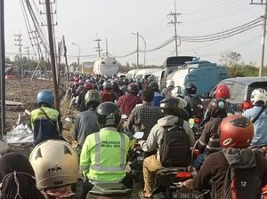 7 Fakta Ulah Rico Tinggalkan Truknya Bikin Gresik Macet Parah 7 Fakta Ulah Rico Tinggalkan Truknya Bikin Gresik Macet Parah