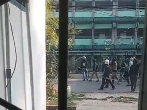 Polrestabes Makassar Terjunkan Satu Regu Polisi Buntut Kericuhan di UMI Polrestabes Makassar Terjunkan Satu Regu Polisi Buntut Kericuhan di UMI