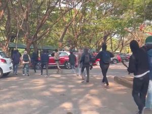 7 Fakta Kericuhan di UMI Makassar hingga 1 Mahasiswa Diamankan 7 Fakta Kericuhan di UMI Makassar hingga 1 Mahasiswa Diamankan