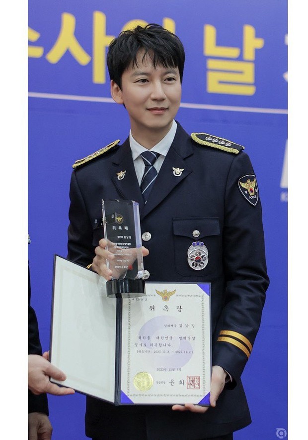 Kim Nam Gil saat mendapat penghargaan/ Foto: instagram.com/gilstory_ent