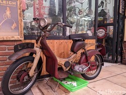 Mang Ucing yang Memilih Setia Jajakan Produk Nostalgia