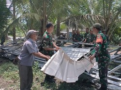 TNI Ganti Rugi 13 Warung yang Rusak Saat Pendaratan Helikopter