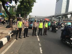 Demo Buruh di Kemnaker Masih Bertahan Sore Ini, Lalin Gatsu Tambah Macet