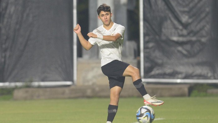 Latihan Timnas Indonesia U-17 di Surabaya Pesepak bola tim nasional Indonesia Amar Rayhan Brkic menendang bola saat sesi latihan di lapangan A Stadion Gelora Bung Tomo, Surabaya, Jawa Timur, Selasa (7/11/2023). Timnas Indonesia akan menghadapi Ekuador pada babak penyisihan grup A Piala Dunia U-17 2023 di stadion tersebut. ANTARA FOTO/Ari Bowo Sucipto/nym.