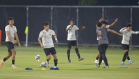 Sejumlah pesepak bola Tim Nasional Indonesia U-17 mengikuti sesi latihan menjelang Piala Dunia U-17 2023 di Lapangan C Stadion Gelora Bung Tomo, Surabaya, Jawa Timur, Selasa (7/11/2023).