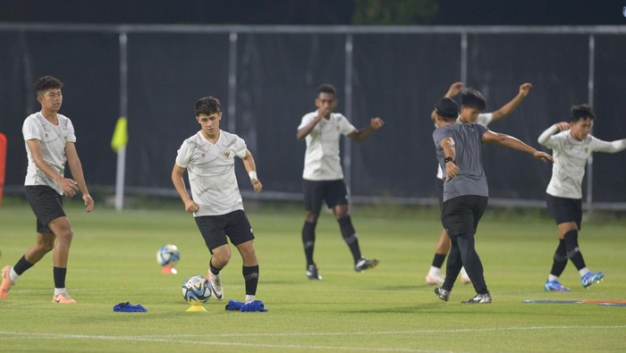 Latihan Timnas Indonesia U-17 di Surabaya Pesepak bola tim nasional Indonesia Amar Rayhan Brkic menendang bola saat sesi latihan di lapangan A Stadion Gelora Bung Tomo, Surabaya, Jawa Timur, Selasa (7/11/2023). Timnas Indonesia akan menghadapi Ekuador pada babak penyisihan grup A Piala Dunia U-17 2023 di stadion tersebut. ANTARA FOTO/Ari Bowo Sucipto/nym.